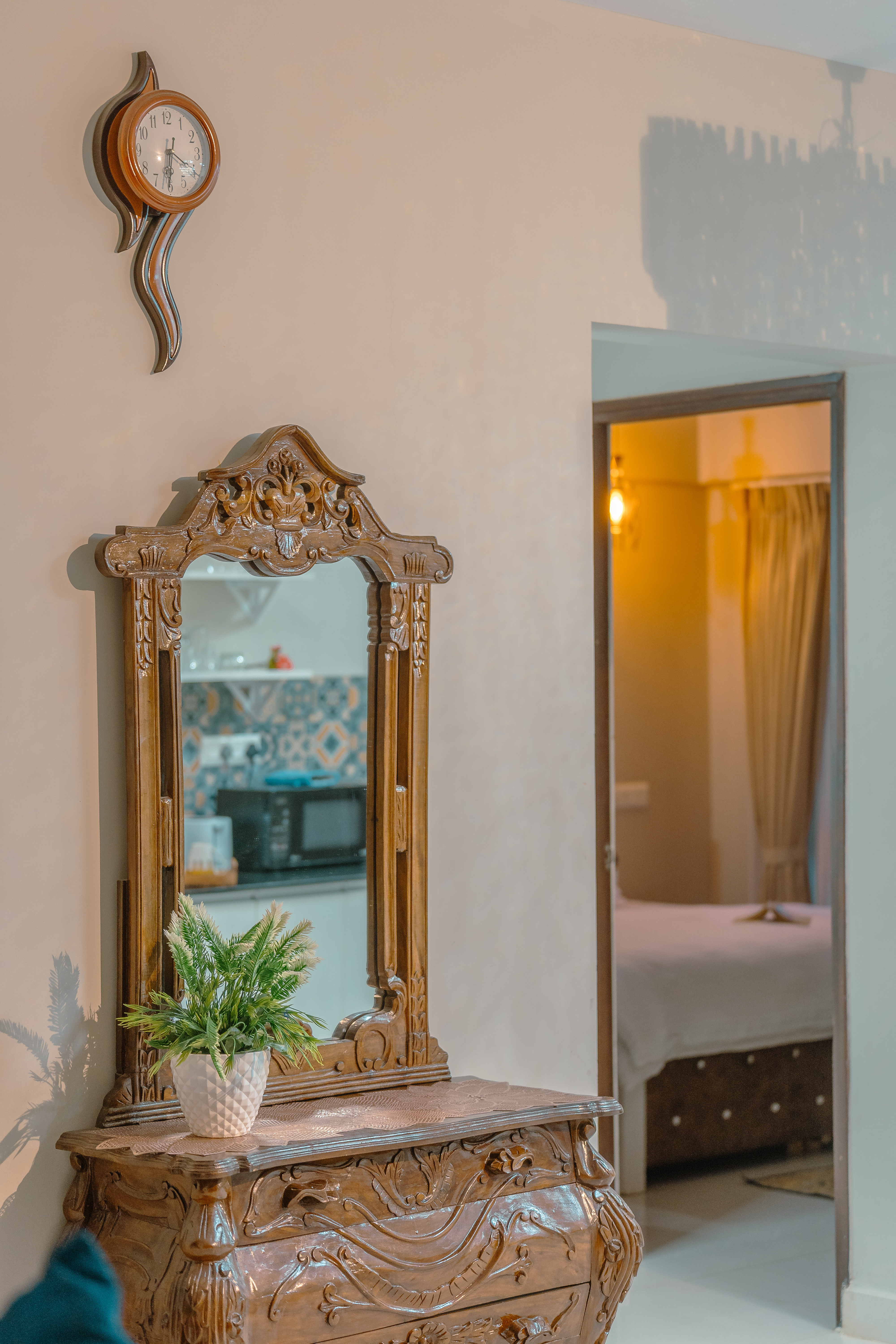 White Feather Stays - Castle Dressing Table
